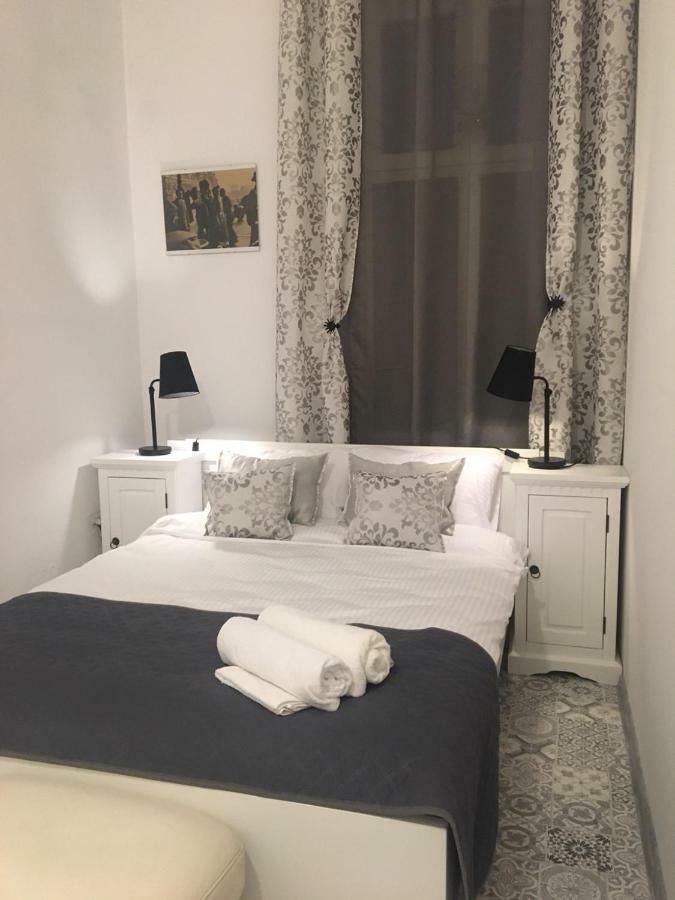 Old Cracow Apartments คราคูฟ ภายนอก รูปภาพ